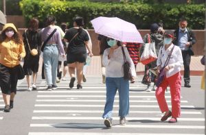 ▲天氣配圖、氣象配圖、高溫、夏天、太陽、晴天、馬路、街景。（圖／記者葉政勳攝）