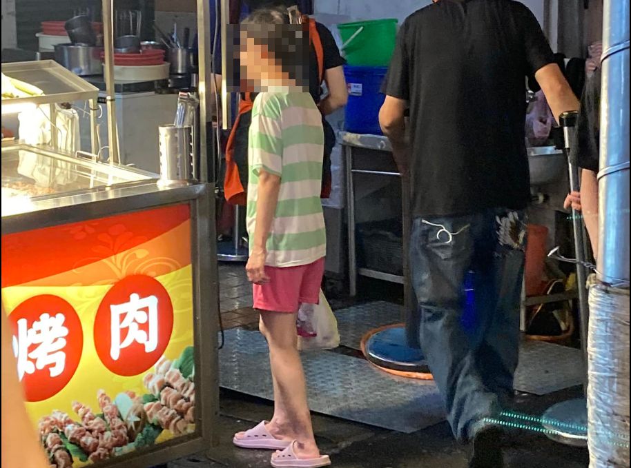 ▲近期有民眾在臉書社團分享，在烤肉攤目睹一位身穿綠色條紋上衣及粉紅色短褲的女子，極度神似《神隱少女》主角「千尋」。（圖／原PO授權使用）