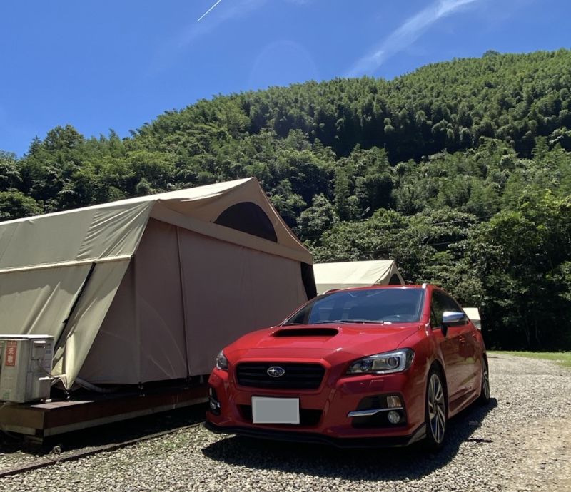 ▲夏天車子停在戶外很容易車內高溫悶熱，直接開冷氣是NG行為，汽車達人建議先物理降溫，透過三步驟至少可以先降10度。(圖／民眾提供）