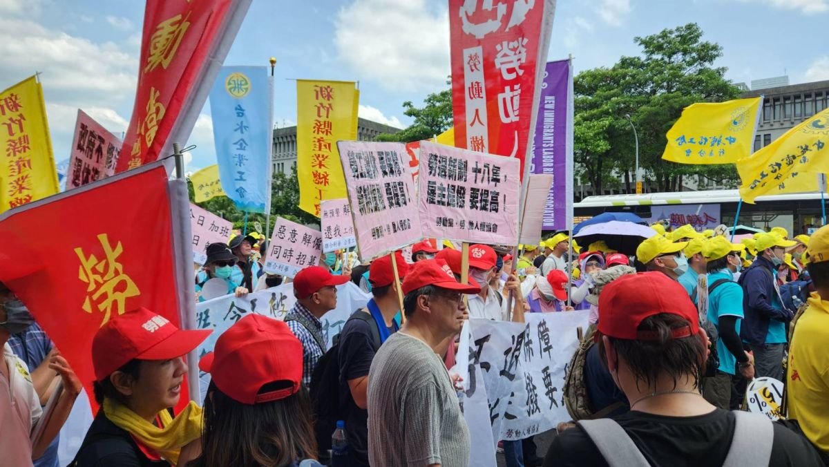 ▲勞團今（4）日上街示威遊行，高喊勞退新制提撥6%提高至15%，學者憂勞動成本增加，恐產業外移、非典型勞工大增。（圖／記者李琦瑋攝，2023.07.04）