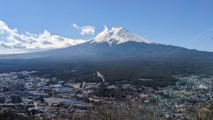 富士山開山！搶登頂看日出「彈丸登山客」激增　反被急救送下山
