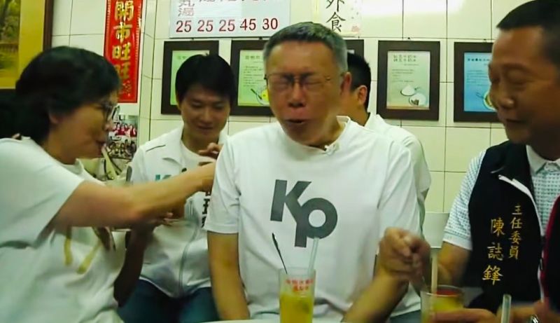▲柯文哲享用廟東夜市知名的鳳梨冰，露出「太冰受不了」的表情。（圖／民眾黨提供，2023.07.04）