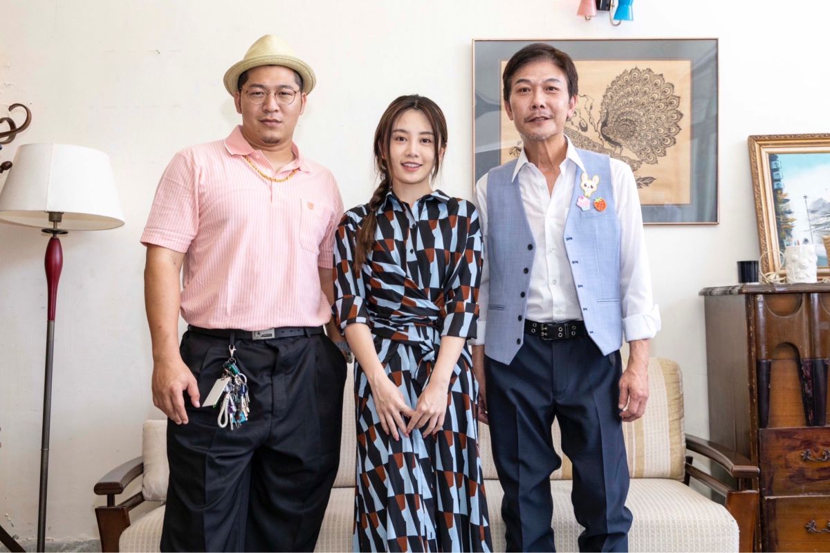 ▲草爺（左）找來港星錢小豪（右）和啦啦隊女神李若潼（中）合拍MV。（圖／紅心字會提供）