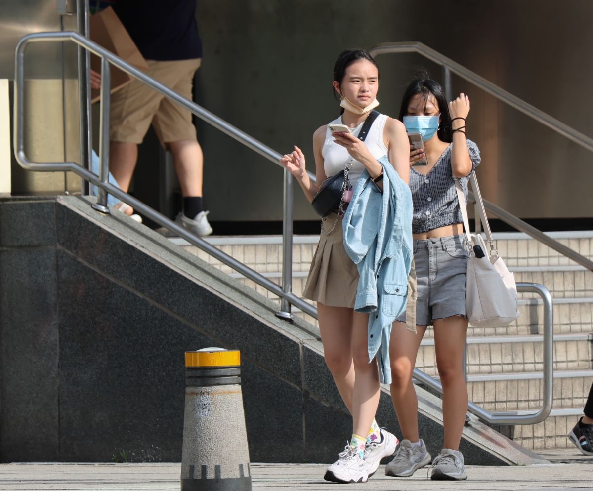 ▲氣象署發出「變天提醒」，因鋒面通過，明（10）天天氣會出現轉變，上午出門時感受可能和今(９)天差不多，但下午鋒面及東北季風就要開始影響台灣，桃園以北逐漸轉有陣雨，全台低溫會來降至22度。（圖／記者陳明中攝）