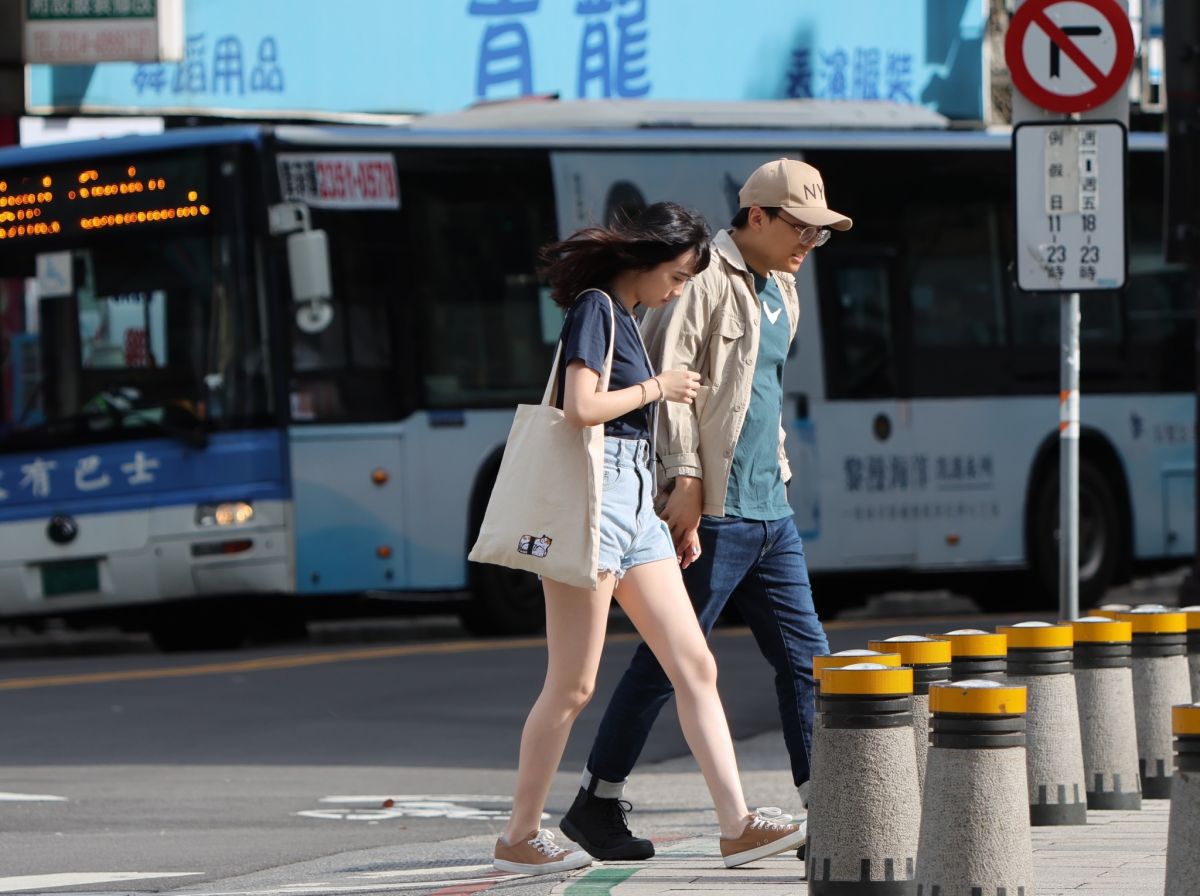▲今日整個西半部由北到南都可能來到攝氏30度以上，穩定天氣持續到週末，下週一東北季風再增強，大台北、東半部將出現雨勢。（圖／記者陳明中攝）