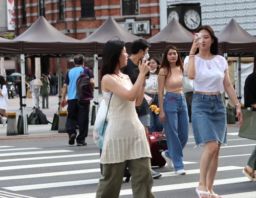 ▲天氣配圖、氣象配圖、高溫、夏天、太陽、晴天、馬路、街景。（圖／記者陳明中攝）