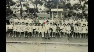 ▲陳美鳳公布坐在老師右手邊,綁辮子的小女孩是她。(圖 / 陳美鳳臉書) ▲陳美鳳公布坐在老師右手邊,綁辮子的小女孩是她。(圖 / 陳美鳳臉書)
