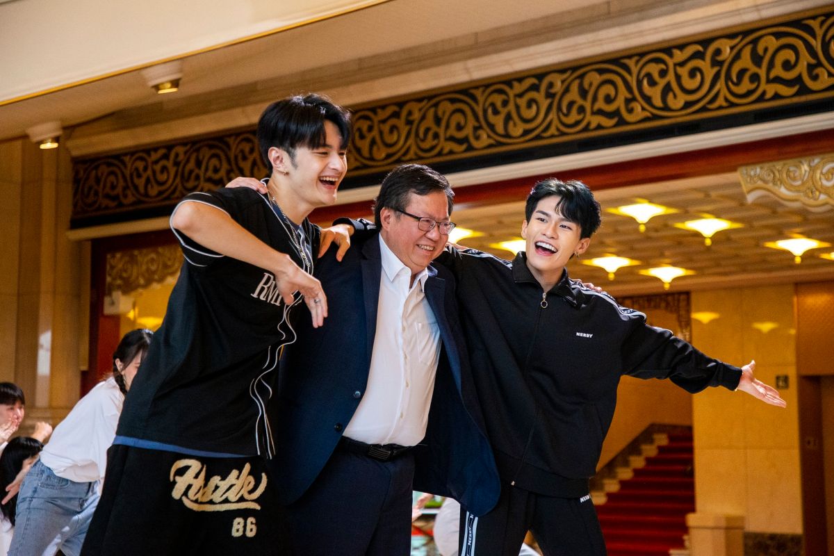 ▲行政院副院長鄭文燦（中）與原子少年成員羅奕傑Bobo（左）、令宇辰KK（右）打成一片。（圖／文化部提供）