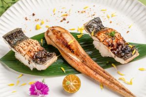 ▲套餐中的「鰻魚三味」，包含日本星鰻炙燒握壽司、燒白鰻、蒲燒鰻三種組合。（圖／台南大員皇冠提供）