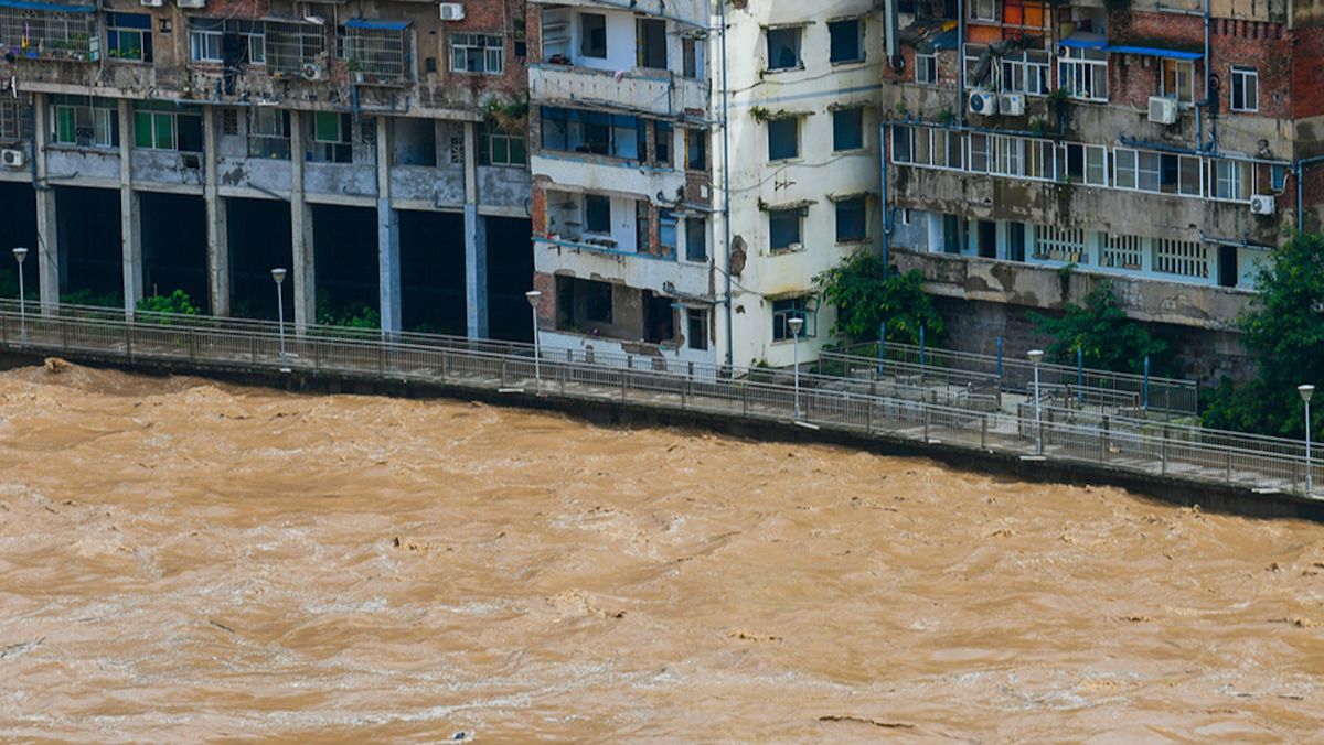 ▲重慶等地近日遭遇強降雨，洪水造成重大人員傷亡和財產損失。（圖／翻攝自《香港01》）