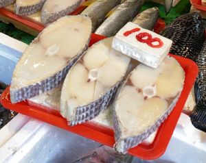▲油魚的魚皮為灰色，會有白色凸起的紋路，且油魚的魚肉顏色通常呈現黃白色。（圖／消基會提供）