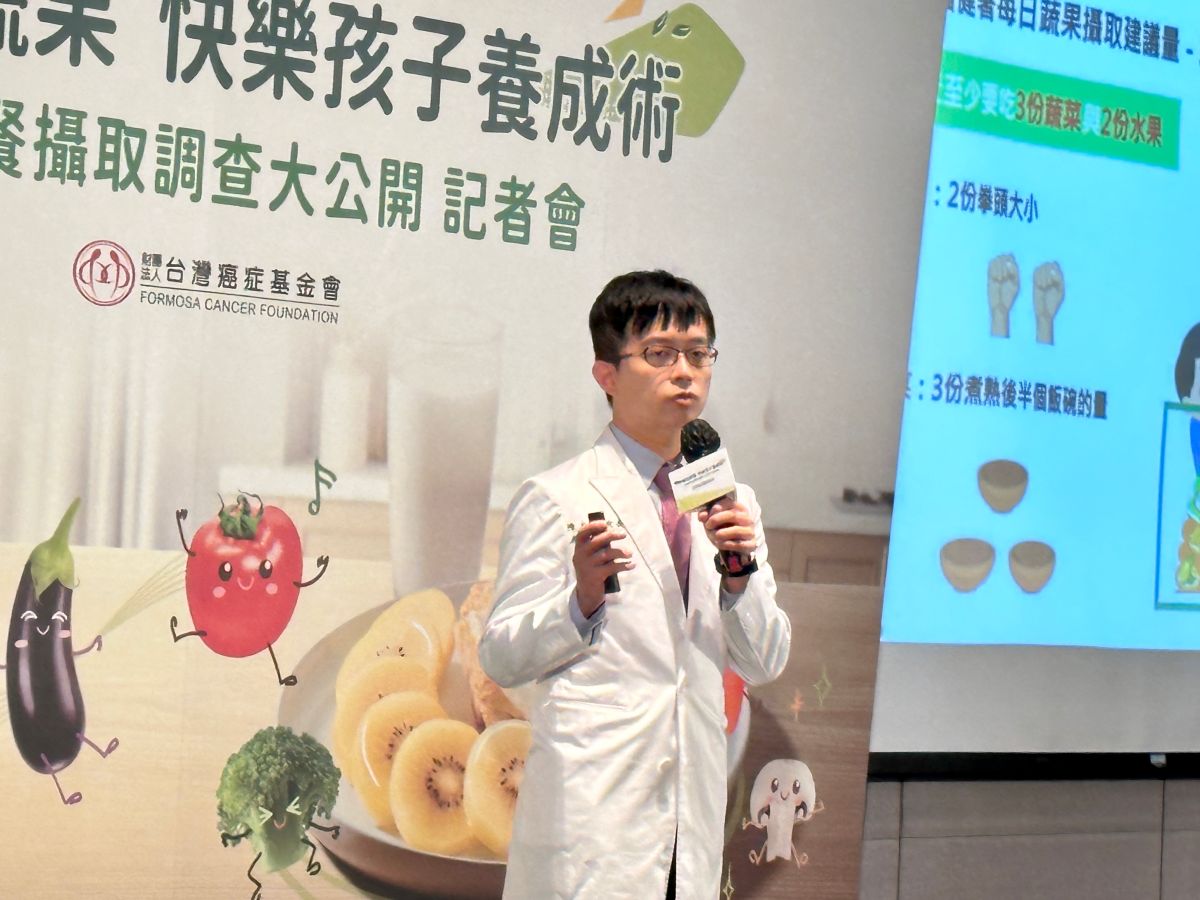 ▲柚子小兒科診所院長陳木榮醫師指出，當孩子蔬果攝取量不足，可能會影響情緒、學習表現，可在早餐多加一份簡單的水果來補足每天需要的蔬果量。（圖／周淑萍攝）