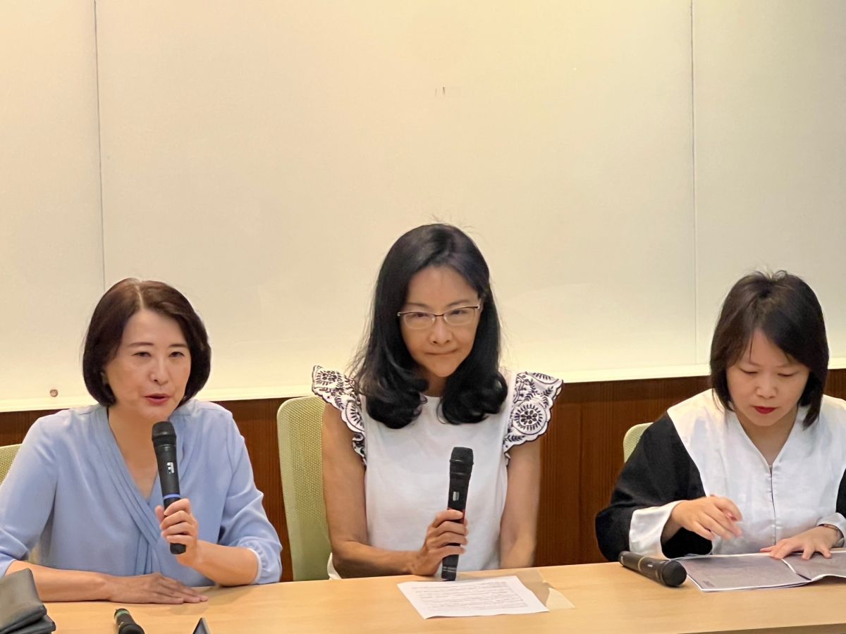 ▲周玉蔻、蔡玉真爆料蔣孝嚴緋聞案今遭到北檢起訴，被影射的張淑娟在王鴻薇陪同下召開記者會，痛斥做假新聞的媒體人應被逐出媒體。（圖／記者翁子竣攝，2023.07.05）