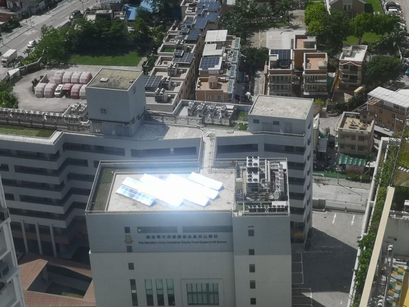 ▲日前在香港的北區，有大樓住戶因為對街學校的太陽能板造成超強反光，讓他們相當困擾。（圖／靠北北區）