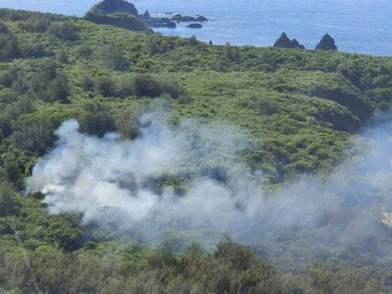 ▲綠島火燒山，台東林管處申請空勤總隊進行空中滅火任務。（圖／翻攝畫面）