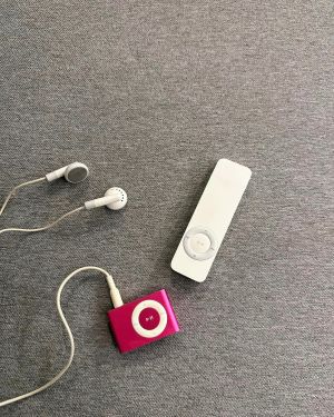 ▲派翠克的翻出2台iPod充電。（圖／翻攝自派翠克臉書）