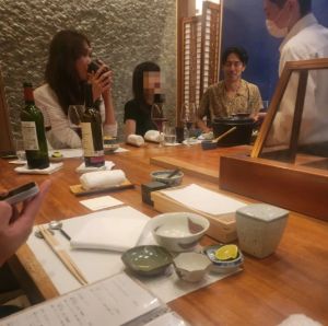 ▲林志玲（左）、AKIRA（右）在日本東京與友人用餐被拍。（圖／翻攝自微博）