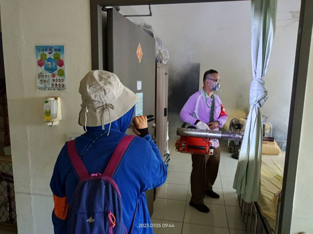 ▲防疫人員針對今（5）日的病例已立即進行個案居住地及工作地戶內外化學防治作業。（圖／臺南市政府提供）