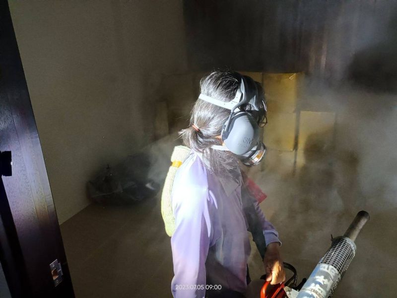 ▲防疫人員針對今(5)日的病例已立即進行個案居住地及工作地戶內外化學防治作業。(圖/臺南市政府提供)