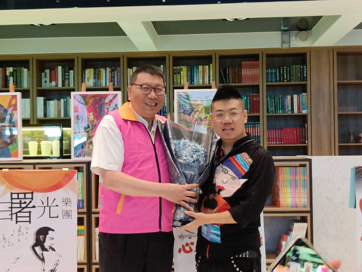 ▲網銀基金會執行董事陳大鈞（左）表示，邱聖凱一路走來的歷程，非常勵志，歡迎大家多給鼓勵。（圖／基金會提供）