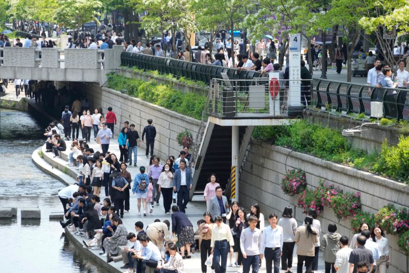 ▲韓國近年自殺問題超嚴重，根據2021年的資料，韓國每39分鐘就有1人自殺身亡，每天有36.6人輕生離世，自殺率高居經濟合作與發展組織（OECD）國家之冠。圖為首爾街景資料照。（圖／美聯社／達志影像）