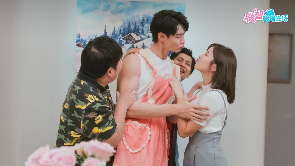 ▲《機智職場生活》黃柏峰（左）穿上可愛圍裙，幻想已經跟馮容潔求婚成功。（圖／LINE TV提供）