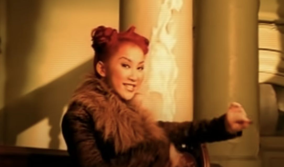 ▲李玟唱紅電影《花木蘭》、《臥虎藏龍》主題曲，並以一首舞曲〈Di Da Di〉紅遍華語歌壇。（圖／翻攝自李玟YouTube）