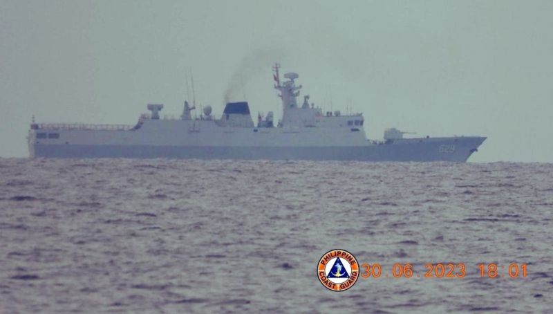▲菲律賓海岸衞隊5日指控中國的海警船，於南沙群島東部仁愛暗沙，騷擾、阻撓菲國巡邏船運送補給。（圖／翻攝自Jay Tarriela推特）