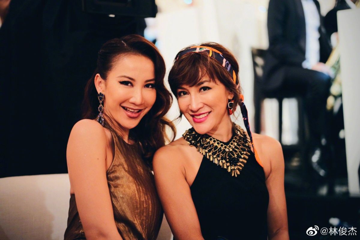 ▲李玟（左）送醫時醫生就宣判腦死，是86歲母親不放棄，讓李玟二姊李思林看了好鼻酸。（圖 / 李思林臉書）