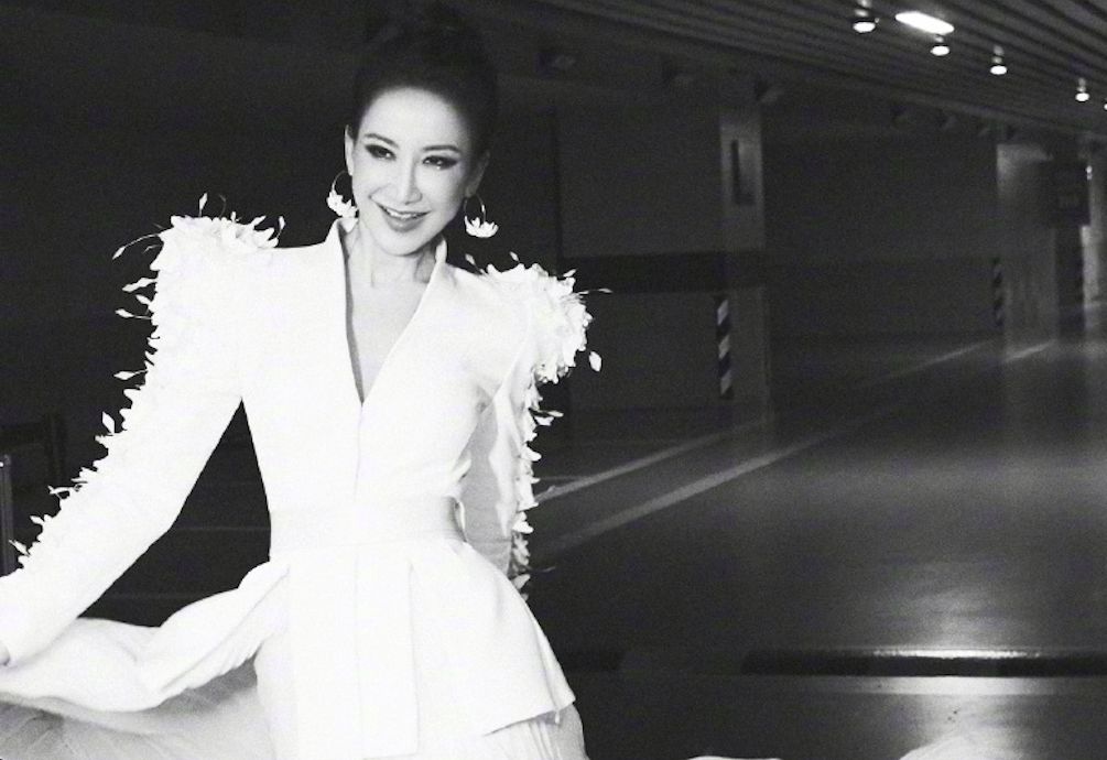 ▲李玟輕生送醫時已經被醫生判定腦死，但高齡80多歲的李媽媽不願意放棄搶救。（圖／翻攝李玟微博）