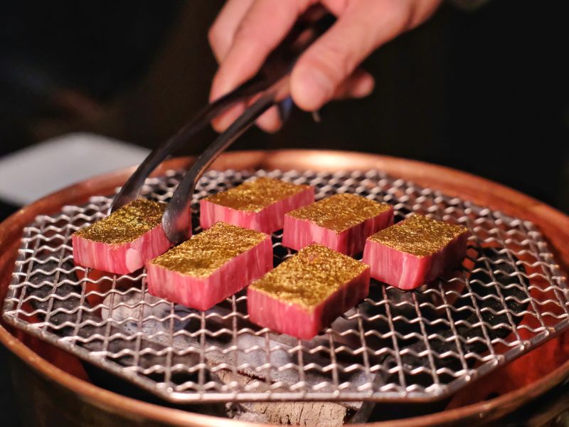 ▲蘭亭燒肉的金箔燒肉是招牌菜色，視覺效果霸氣十足。（圖／記者葉盛耀攝）