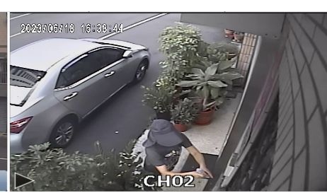 ▲婦人頭部包緊緊,將傳單插在服務處前的巡邏箱上。(圖/李天生提供,2023.07.06)