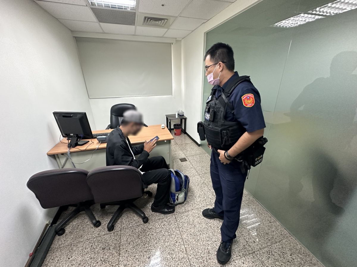 ▲高雄市一名李姓男子日前前往銀行，欲領新台幣24萬8000元投資購買比特幣，員警聽聞後立刻告知這是詐騙集團典型的「假投資」手法。（圖／記者郭凱杰翻攝）