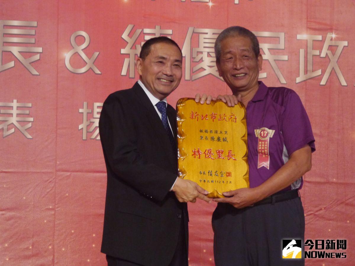 ▲侯友宜致贈獎牌給特優里長及績優民政人員，感謝里長們站在第一線即時反映民意。（圖 ／記者吳嘉億攝，2023.07.06）
