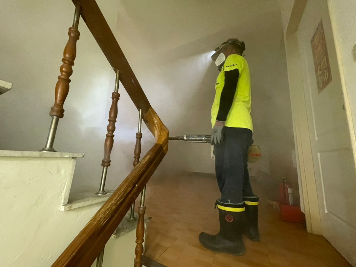 ▲高雄登革熱疫情延燒，防疫團隊依傳染病防治法第38條，會同相關人員逕行進屋實施防治工作。（圖／高市府提供）