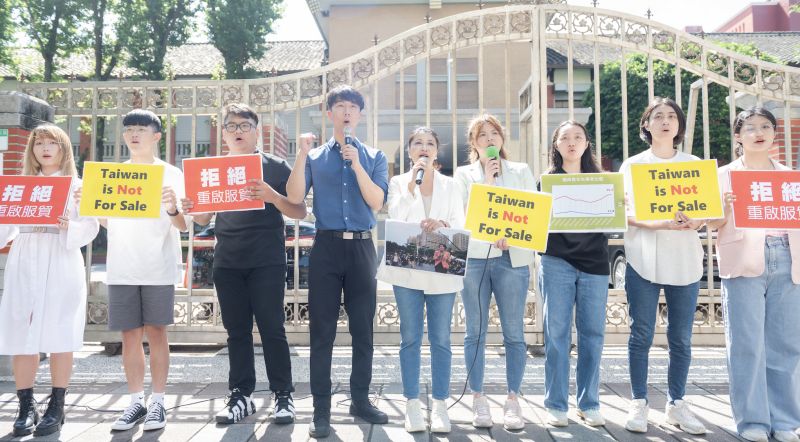 ▲太陽花學運成員吳崢、曾柏瑜今日重返立院大門，嗆柯文哲與侯友宜應正視主流民意，不應繼續主張重啟服貿。（圖／民進黨提供）