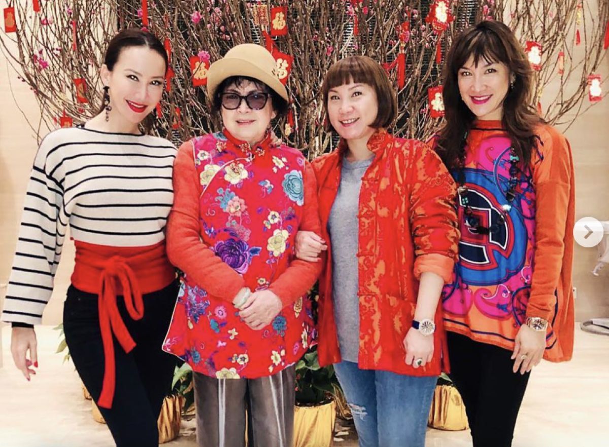 ▲李玟（左一）二姐李思林（右一）被問及Bruce發布的聲明，直言「沒什麼好回應的」，也透露84歲老母親（左二）仍未走出喪女陰霾。（圖／翻攝自李玟IG）