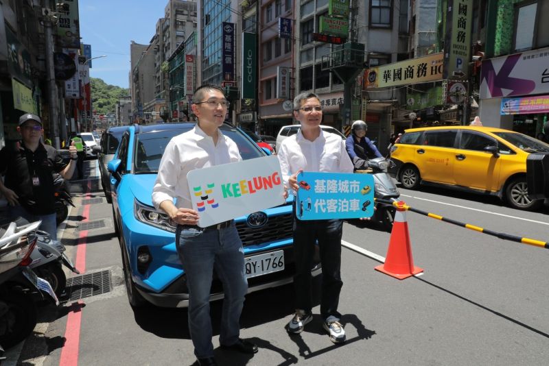 ▲謝國樑親自駕車體驗，宣布基隆九月起假日試營運「城市代客泊車」服務。（圖 ／基隆市政府提供）