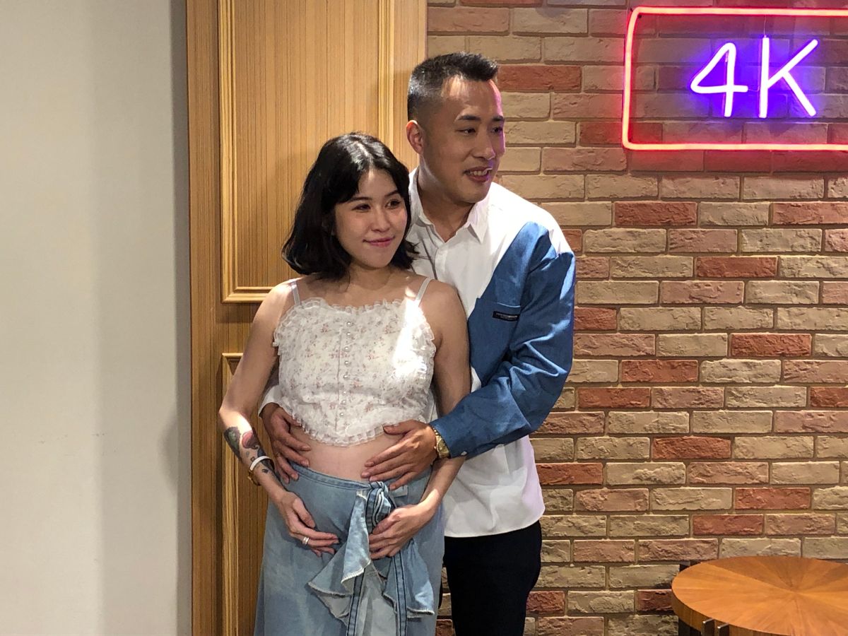 ▲余祥銓（右）老婆柔柔懷孕8個月發燒送醫，嚇哭阿嬤李亞萍。（圖／記者嚴俊強攝）