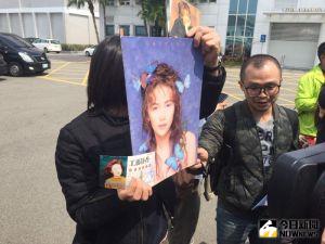 ▲工藤靜香2019年來台時，歌迷也是高舉他的舊照片迎接她。（圖／資料照）