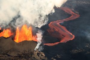 1天內2200次地震！冰島火山恐劇烈活動　專家揭「噴發前兆」
