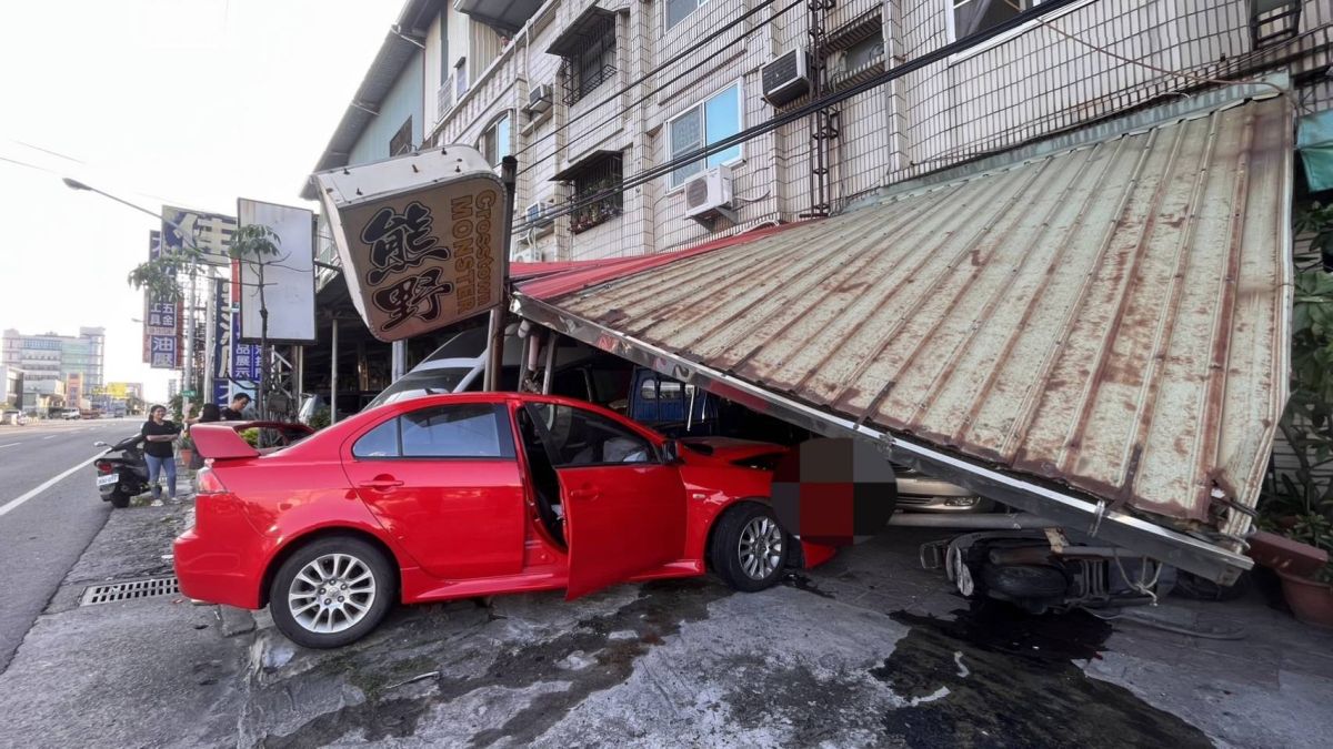 ▲屏東市清晨建國路南北方向上發生一起自小客衝入民宅意外事件。（圖／記者莊全成翻攝）