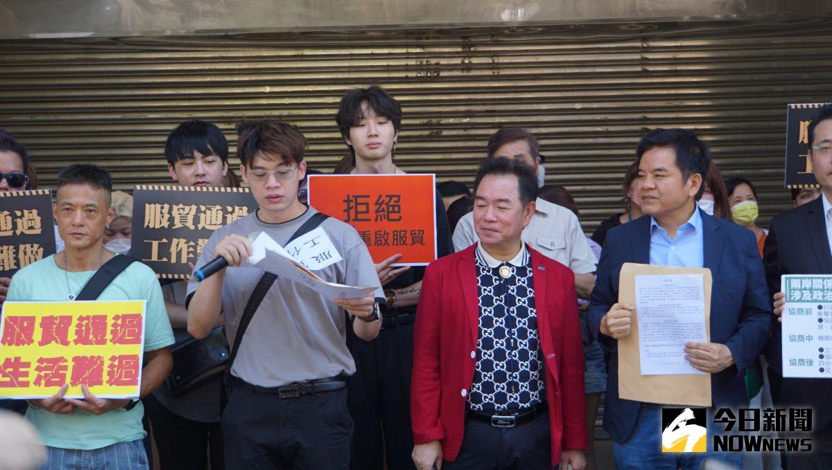 ▲兩岸服務貿易協議是否重啟引發討論，美容美髮業者前往立院陳情，反對重啟服貿。（圖／記者呂炯昌攝，2023.07.07）