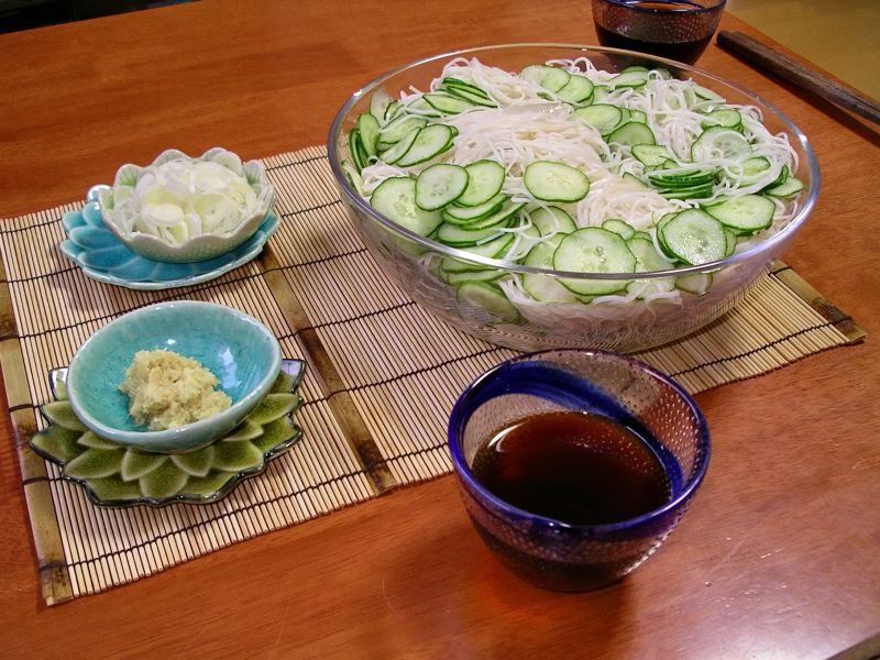 ▲日本人習慣在7月7日七夕吃冰冰涼涼的素麵，搭配食材相當簡單。（圖／取自維基百科）