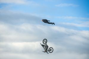 ▲「阿湯哥」湯姆克魯斯在《不可能的任務：致命清算 第一章》中，展現騎摩托車跳下懸崖的高超技術。（圖／UIP）