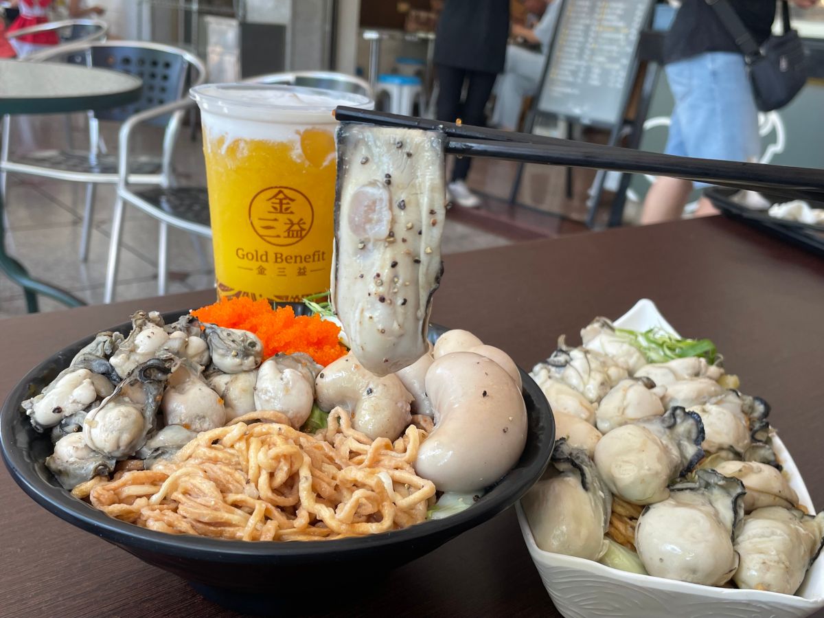 ▲精力乾拌麵(左)上有6顆雞佛、12顆的蚵仔、還有超大生蠔及滿滿的飛魚卵，吃在嘴裡盡是滿足（圖／記者林怡孜攝，2023,07,07）