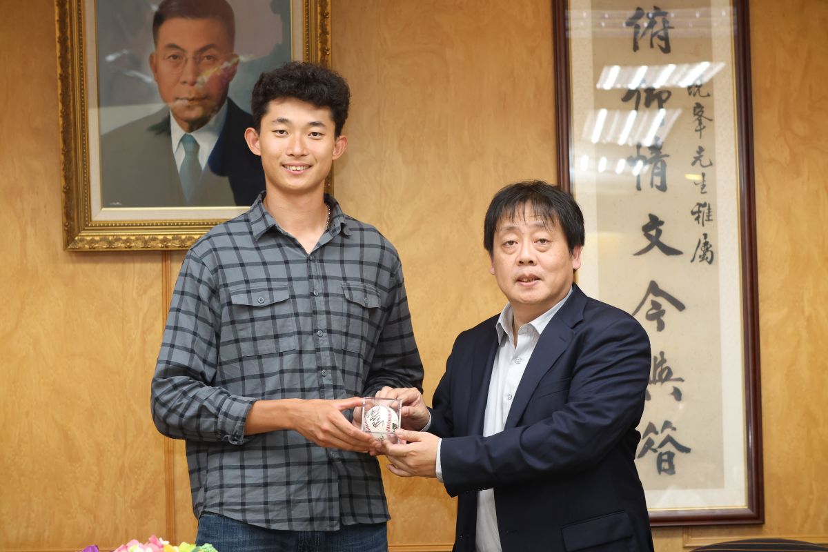 ▲林振瑋加盟紅雀隊，文化大學校長王子奇送上祝福。（圖／特約記者陳明中攝）