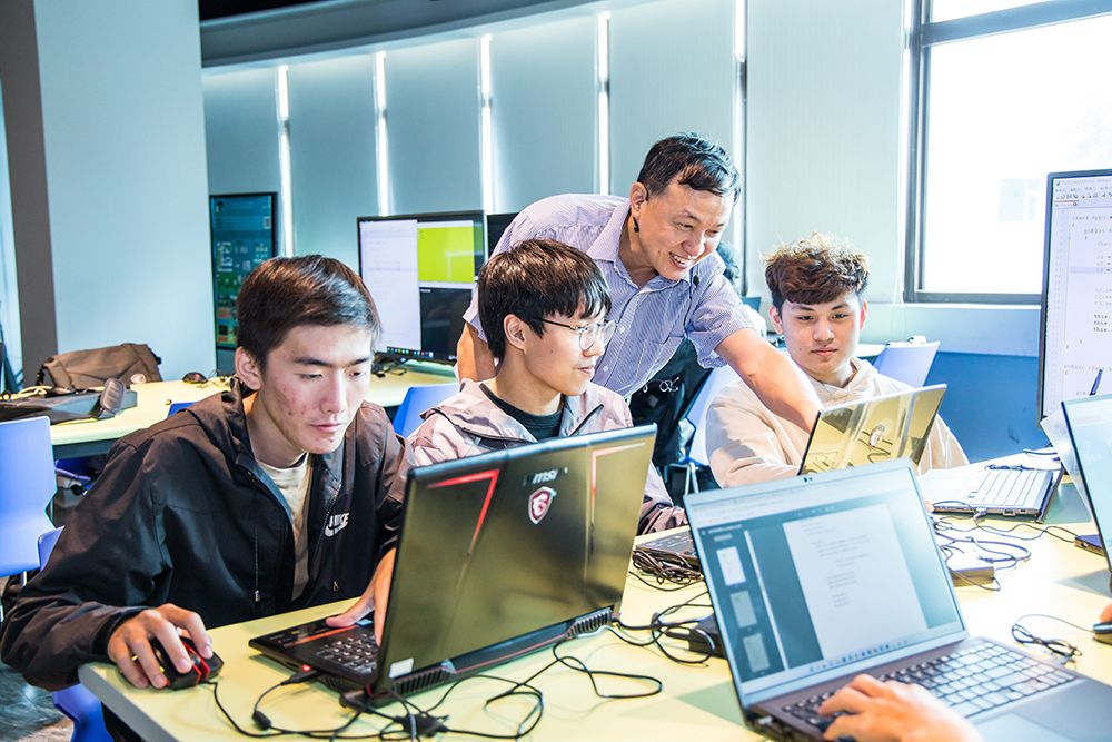 ▲畢業前參加預聘計畫的大專青年，讓資深員工擔任職場導師，對其進行320小時以上的專業培訓（圖／高屏澎東分署提供）