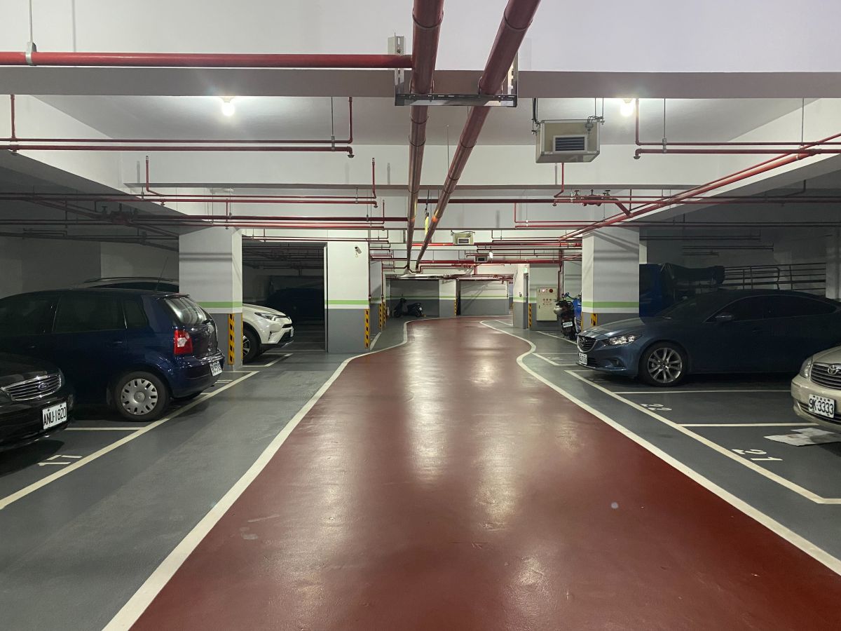 ▲一名網友購買預售屋時，非常猶豫是否要選擇一起買車位，因為若是不買車位，總價可以少255萬；若是將車位出租，則要等38年才會回本。（示意圖／記者徐銘穗攝）