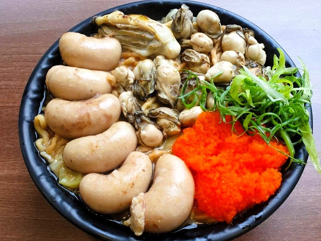▲台南連鎖鍋麵店開賣「精力乾拌麵」，擺上6顆巨大火雞佛、12顆蚵仔、1顆生食級牡蠣及滿滿飛魚卵。（圖／取自金三益健康茶飲粉專）